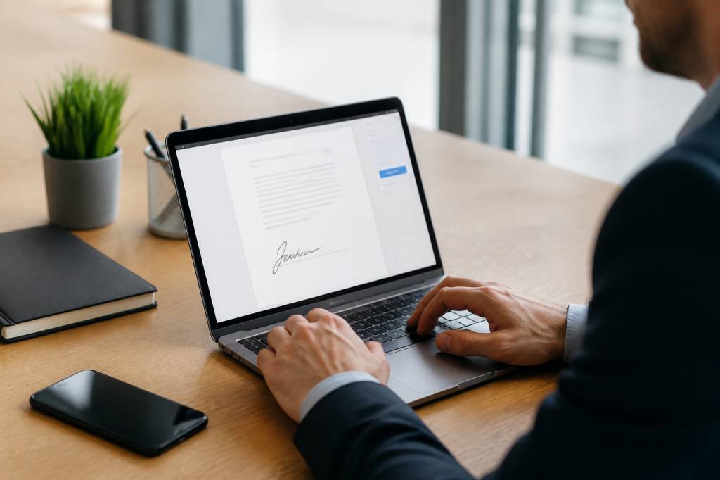 Api yousign : automatiser la signature électronique de vos documents avec Zapier
